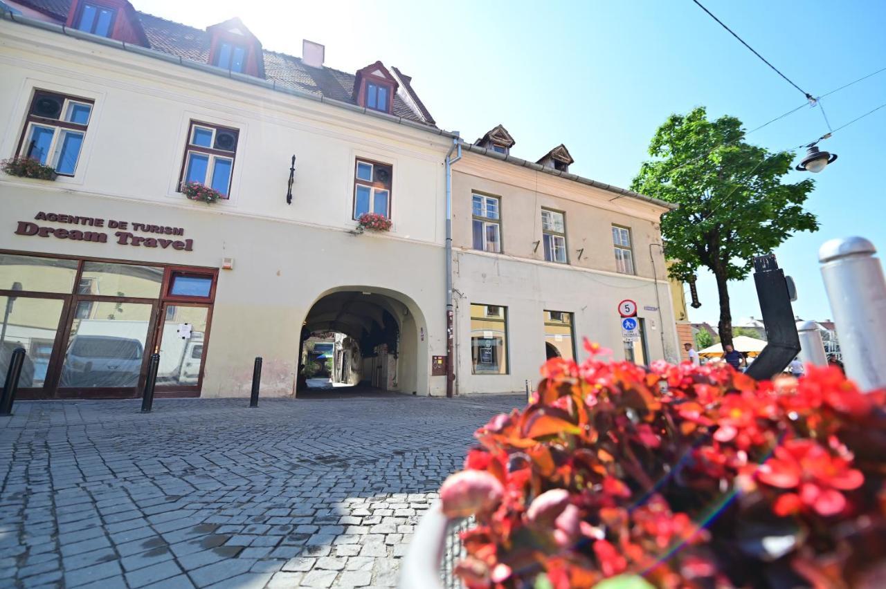 Lovely 2 Bedroom Apartment In Historic City Center 시비우 외부 사진